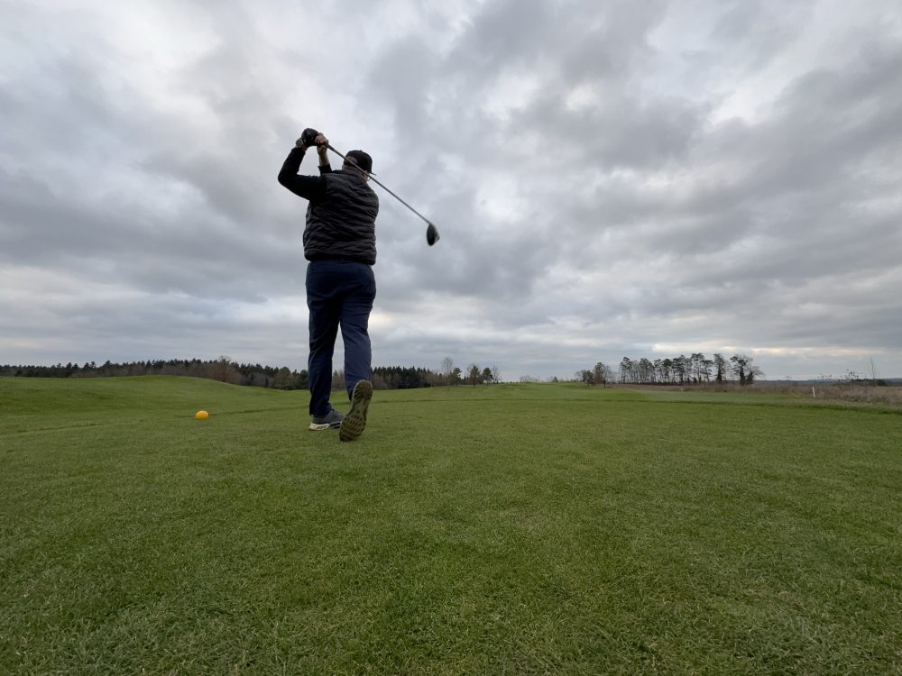 Mann beim Golfabschlag auf einem grünen Golfplatz, Symbolbild zum Artikel 'Von Anbeginn der Zeit – Stefan war schon da!