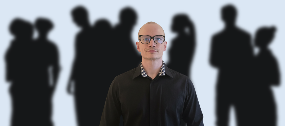 Ramon, Leiter Marketing bei ServerBase, im Porträt vor schemenhaften Silhouetten seines Teams – Einblicke hinter die Kulissen der IT-Dienstleistungen.
